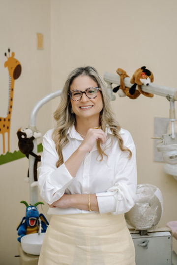 Dra. Flávia Neves no consultório infantil