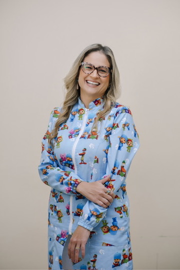 Dra. Flávia Neves com jaleco infantil